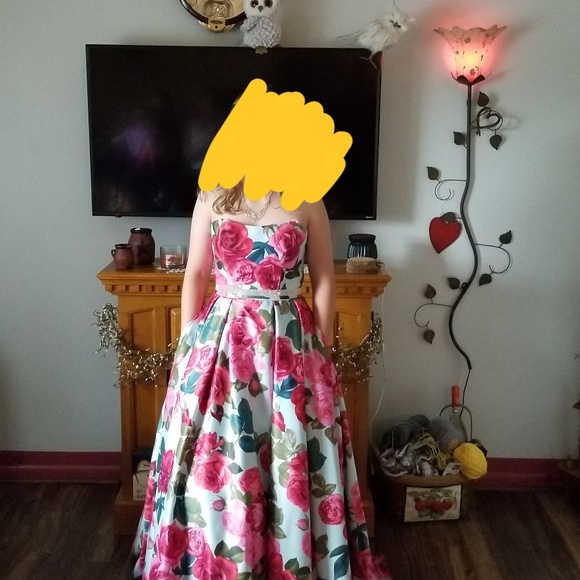 Prom dress - Picture 2 of 2